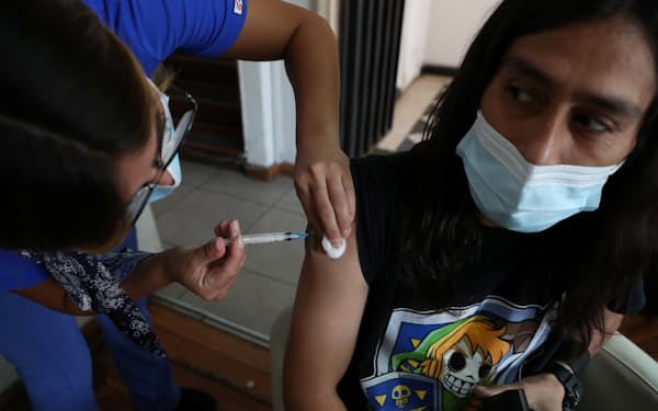 ワクチンを接種する市民（3月、サンティアゴ）=ロイター