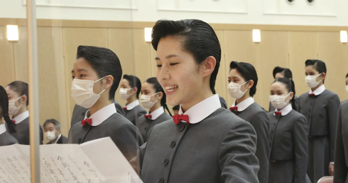 未来のスター 夢舞台へ 宝塚音楽学校で入学式 日本経済新聞