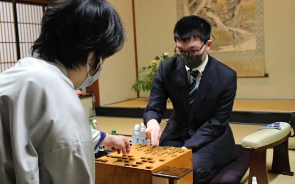 渡辺が勝ち1勝1敗に 将棋の棋王戦第2局 日本経済新聞