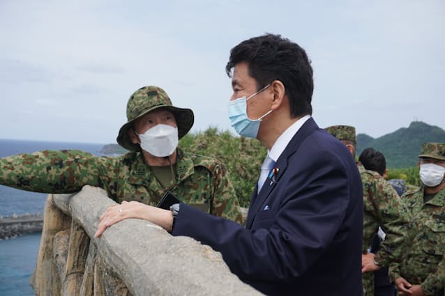 防衛相 台湾の安定重要 最西端の与那国島視察 日本経済新聞 防衛相 台湾の安定重要 最西端の与那国島視察 日本経済新聞