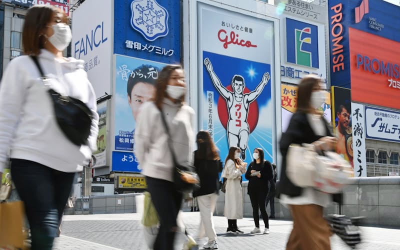 大阪・道頓堀の繁華街をマスク姿で歩く人たち(19日午後) 大阪・道頓堀の繁華街をマスク姿で歩く人たち(19日午後)