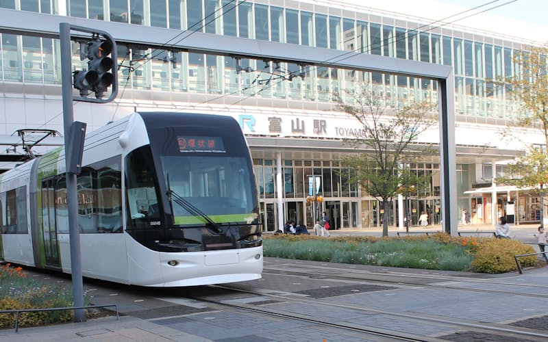 JR富山駅に入るLRT。新幹線ホームの真下をLRTが走る珍しい構造になっている
JR富山駅に入るLRT。新幹線ホームの真下をLRTが走る珍しい構造になっている