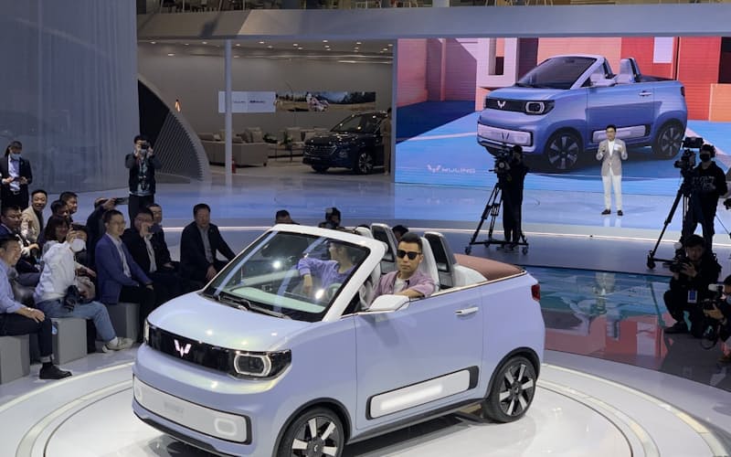 上汽通用五菱汽車が上海国際自動車ショーで公開した小型EVのオープンカー(19日、上海) 上汽通用五菱汽車が上海国際自動車ショーで公開した小型EVのオープンカー(19日、上海)