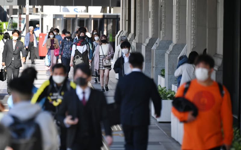 マスク姿の人が行き交う大阪・難波の繁華街(20日午後) マスク姿の人が行き交う大阪・難波の繁華街(20日午後)