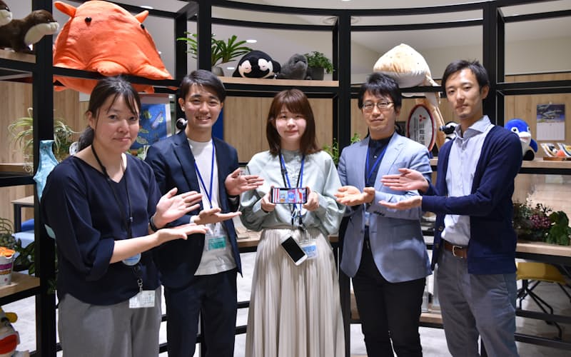 ネット配信アプリ「MiloQ+(ミロックプラス)」の開発メンバー。左から鶴橋さん、岩田さん、冨家さん、額賀さん、大木さん ネット配信アプリ「MiloQ+(ミロックプラス)」の開発メンバー。左から鶴橋さん、岩田さん、冨家さん、額賀さん、大木さん