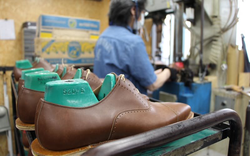 欧州から買い付けた牛革をこだわりの製法で革靴に仕上げている 欧州から買い付けた牛革をこだわりの製法で革靴に仕上げている