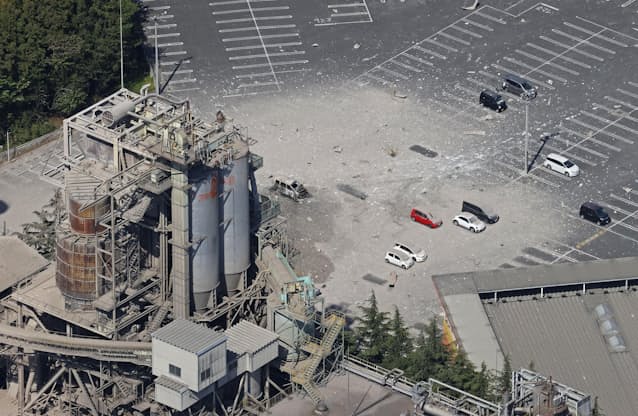 太平洋セメント工場で爆発 埼玉 隣接店舗の車炎上 日本経済新聞 太平洋セメント工場で爆発 埼玉 隣接店舗の車炎上 日本経済新聞