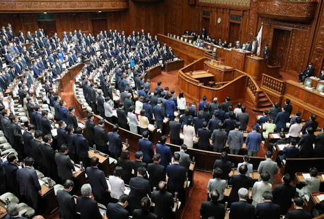 国家公務員法改正案 衆院通過 公務員定年 31年度に65歳 日本経済新聞