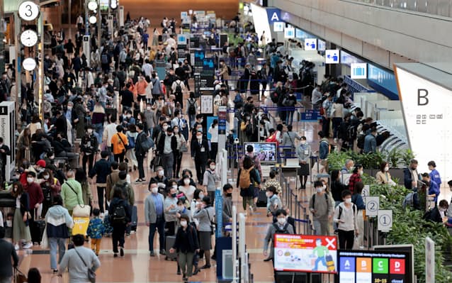 駅や空港で行列 Gw開始 例年の混雑はなく 日本経済新聞