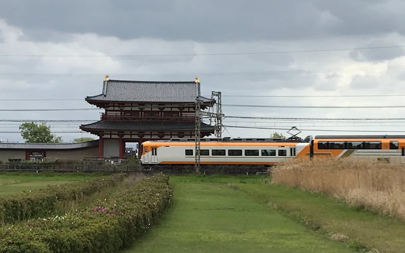 平城宮跡を横切る近鉄奈良線(奈良市) 平城宮跡を横切る近鉄奈良線(奈良市)