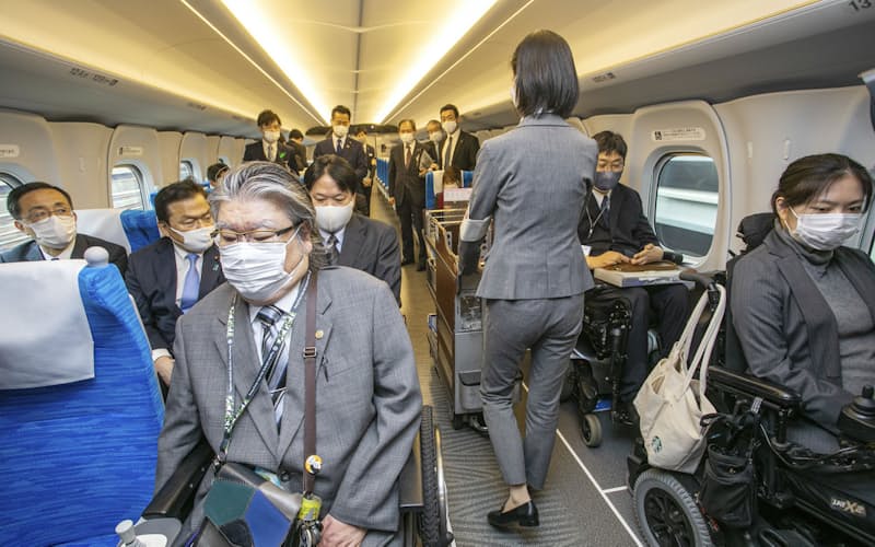 東海道新幹線は車いすスペースを増やすなど多様性対応を進める=共同 東海道新幹線は車いすスペースを増やすなど多様性対応を進める=共同