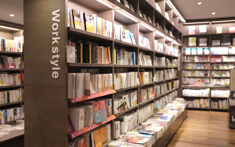 講談社などは各書店の客層に合わせた配本を目指す(東京都渋谷区のTSUTAYA渋谷店) 講談社などは各書店の客層に合わせた配本を目指す(東京都渋谷区のTSUTAYA渋谷店)