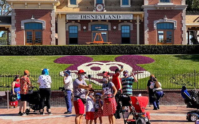 新型コロナ 米ディズニーランド13カ月ぶり再開 レジャー復活期待 日本経済新聞 新型コロナ 米ディズニーランド13カ月ぶり再開 レジャー復活期待 日本経済新聞