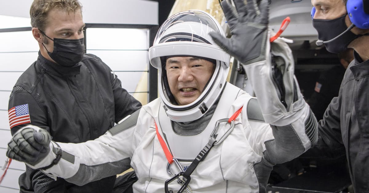 宇宙飛行士の野口さん 半年ぶり地球に帰還 日本経済新聞 宇宙飛行士の野口さん 半年ぶり地球に帰還 日本経済新聞