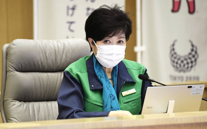 新型コロナウイルス感染症に関する東京都のモニタリング会議で発言する小池都知事(6日午後、都庁) 新型コロナウイルス感染症に関する東京都のモニタリング会議で発言する小池都知事(6日午後、都庁)