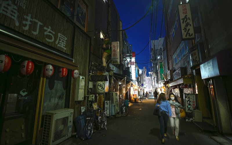 3度目の緊急事態宣言後、休業する店も多く人影もまばらな東京・新橋の飲食店街(4月26日) 3度目の緊急事態宣言後、休業する店も多く人影もまばらな東京・新橋の飲食店街(4月26日)