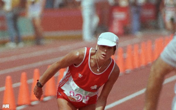 ロサンゼルス五輪陸上女子マラソンでよろけながらゴールするガブリエラ・アンデルセン(1984年8月5日)=共同