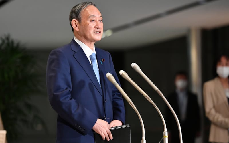 記者の質問に答える菅首相(13日午後、首相官邸) 記者の質問に答える菅首相(13日午後、首相官邸)