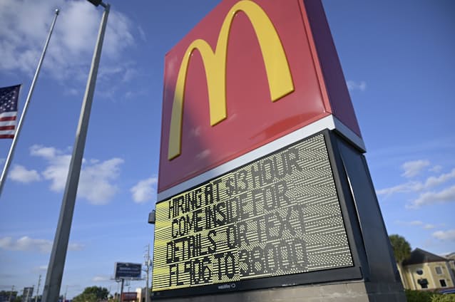 米マクドナルド 直営店の時給10 引き上げ 人手確保 日本経済新聞 米マクドナルド 直営店の時給10 引き上げ 人手確保 日本経済新聞