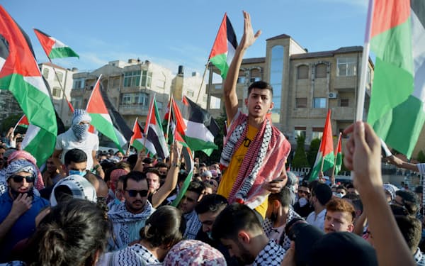 16日、ヨルダンの首都アンマンのイスラエル大使館前でガザ空爆に抗議する人々=ロイター