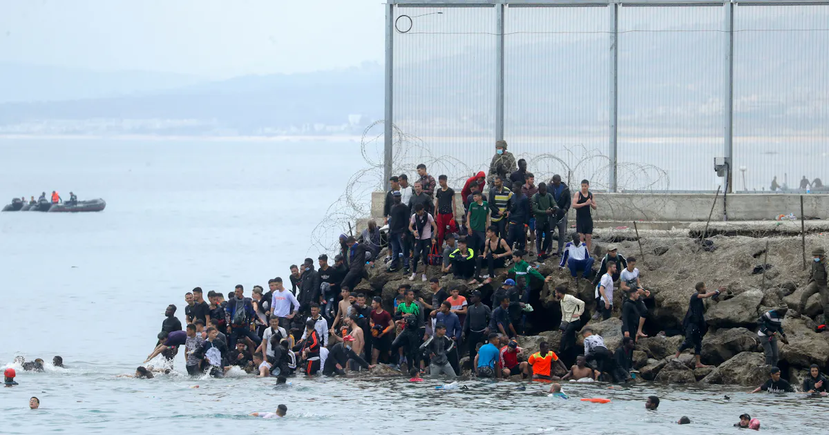 スペイン領セウタに移民7000人 アフリカ北端 最大規模 日本経済新聞 スペイン領セウタに移民7000人 アフリカ北端 最大規模 日本経済新聞