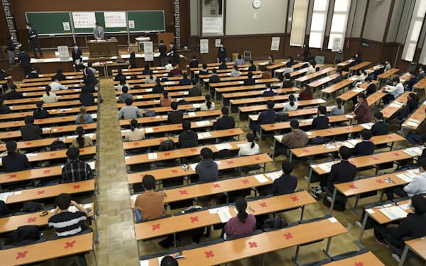 緊急事態宣言下で、初の実施となる大学入学共通テストに臨む受験生（1月、東京都文京区の東大）=共同