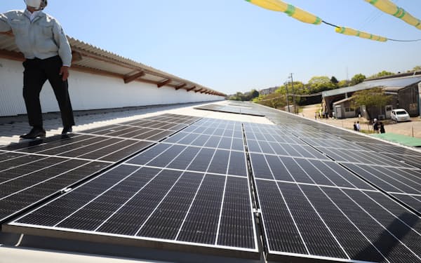 ソニーは牛舎に太陽光パネルを設置し、デジタルグリッドを介して自社グループに送電している
