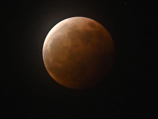 春の夜空に大きな赤銅の月 皆既月食 国内3年ぶり 日本経済新聞 春の夜空に大きな赤銅の月 皆既月食 国内3年ぶり 日本経済新聞