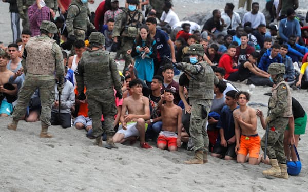 スペイン領セウタに移民7000人 アフリカ北端 最大規模 日本経済新聞 スペイン領セウタに移民7000人 アフリカ北端 最大規模 日本経済新聞