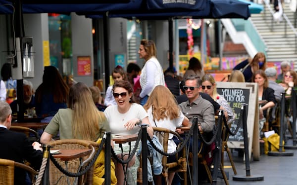 飲食店などの営業が再開し街がにぎわいを取り戻しつつある（5月28日、ロンドン）=ロイター