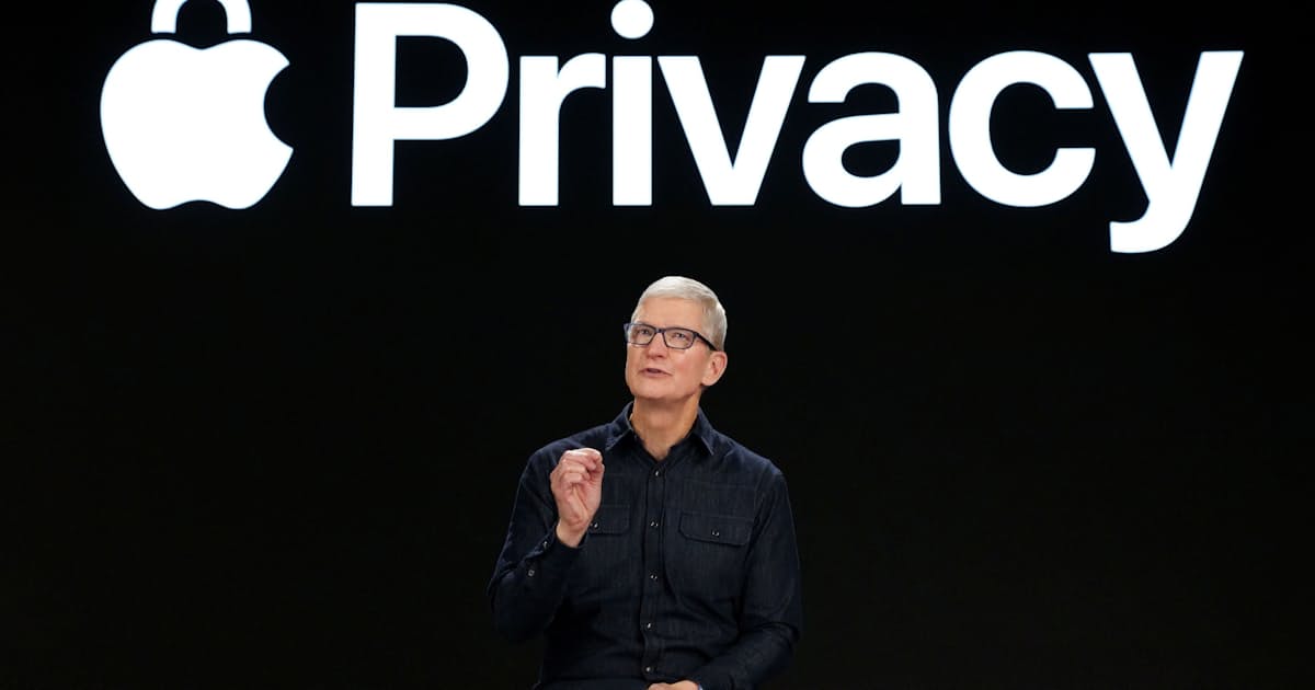 Apple「iOS15」、アプリの個人情報収集を制限可能に(写真=ロイター)