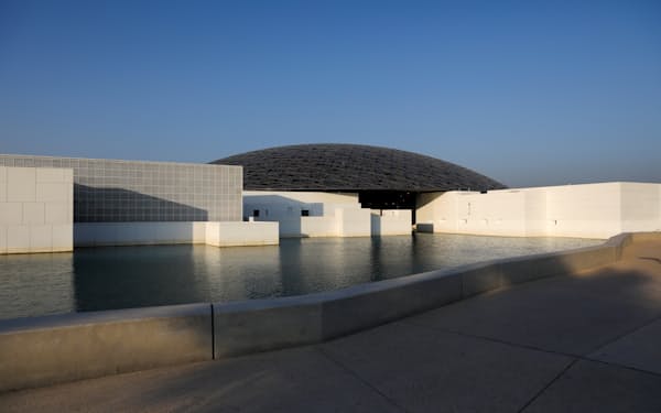 2017年11月、アブダビのサディヤット島に開館したルーヴル美術館の別館=ロイター