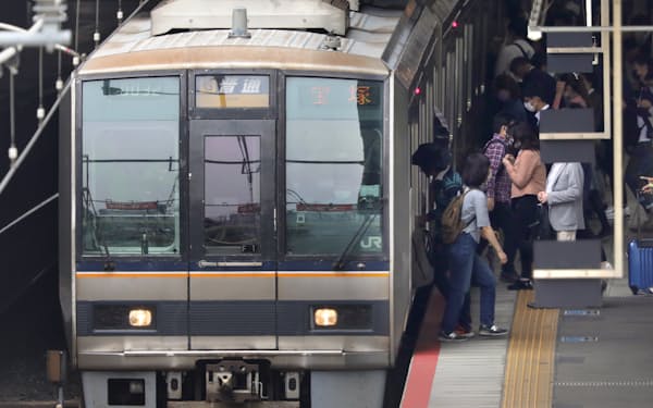JR西日本の電車と乗降客