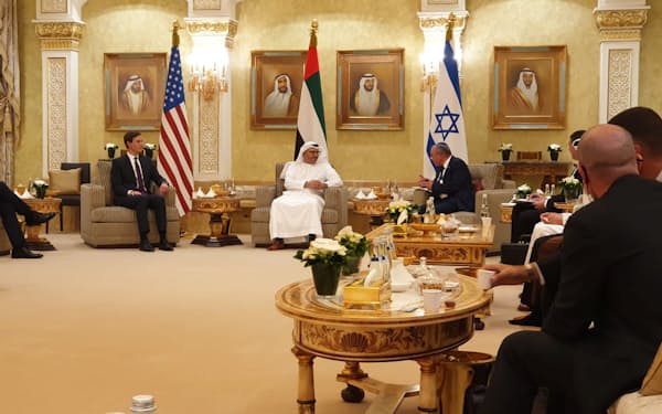 UAEがイスラエルとの国交を正常化したのも、中東で当面は緊張緩和を志向する動きが生まれたことを示している（20年8月、初めてアブダビを訪れ、UAE側と会談するイスラエルの訪問団）=ロイター
