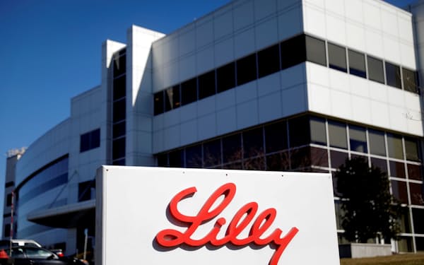 FILE PHOTO: FILE PHOTO: An Eli Lilly and Company pharmaceutical manufacturing plant is pictured at 50 ImClone Drive in Branchburg, New Jersey, March 5, 2021.  REUTERS/Mike Segar/File Photo