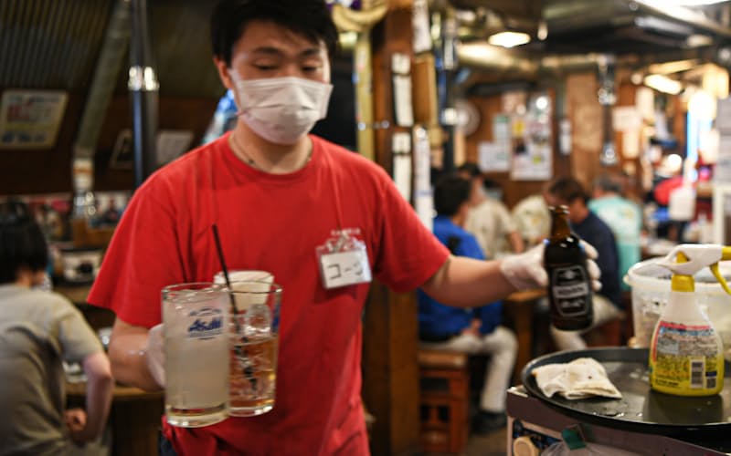 緊急事態宣言下でも酒類の提供を再開した「いくどん赤羽店」(11日、東京都北区) 緊急事態宣言下でも酒類の提供を再開した「いくどん赤羽店」(11日、東京都北区)