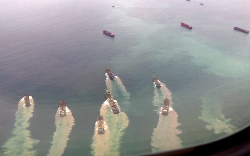 台湾・馬祖島沖を航行する中国の浚渫(しゅんせつ)船団(2020年9月)=AYA LIU ・ロイター 台湾・馬祖島沖を航行する中国の浚渫(しゅんせつ)船団(2020年9月)=AYA LIU ・ロイター