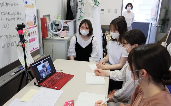 6月上旬、新婦の小林悠梨子さん（パソコンの画面内）と学生たちが結婚式の打ち合わせをした