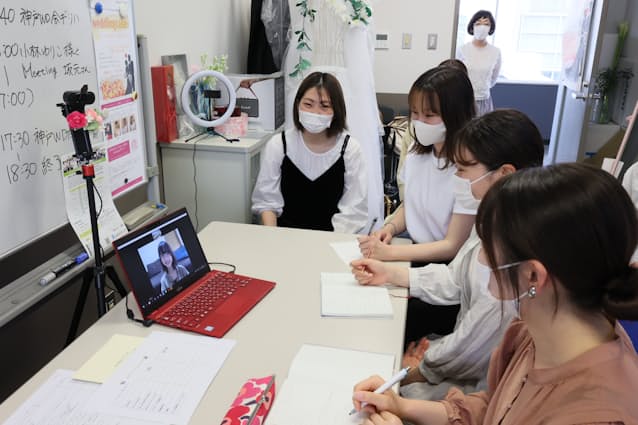 学内で本物の結婚式 学生が運営 キャンパス探訪 日本経済新聞 学内で本物の結婚式 学生が運営 キャンパス探訪 日本経済新聞
