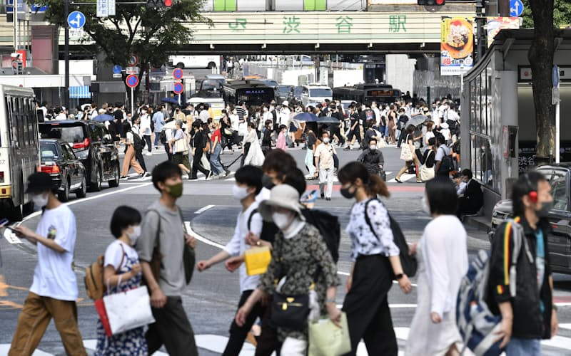 東京・渋谷のスクランブル交差点をマスク姿で歩く人たち(11日)=共同 東京・渋谷のスクランブル交差点をマスク姿で歩く人たち(11日)=共同