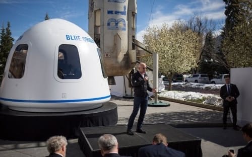 アマゾンと宇宙企業ブルーオリジンの創業者ジェフ・ベゾス氏。2017年に米国コロラド州で開催されたブルーオリジンのイベントで撮影。(PHOTOGRAPH BY NICK COTE, THE NEW YORK TIMES/REDUX) アマゾンと宇宙企業ブルーオリジンの創業者ジェフ・ベゾス氏。2017年に米国コロラド州で開催されたブルーオリジンのイベントで撮影。(PHOTOGRAPH BY NICK COTE, THE NEW YORK TIMES/REDUX)