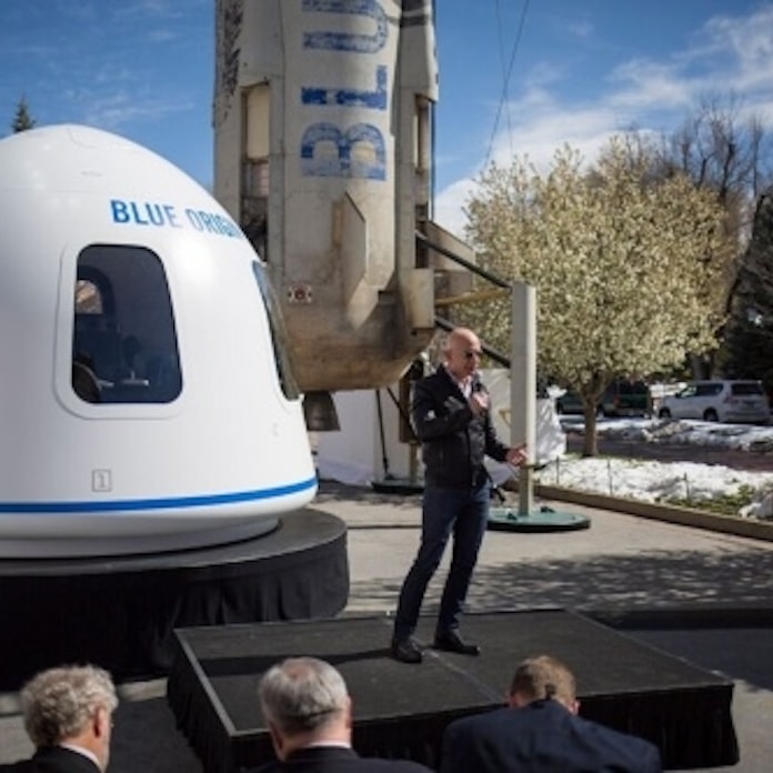 ベゾス氏が宇宙旅行へ なぜ大富豪は宇宙目指す 日本経済新聞 ベゾス氏が宇宙旅行へ なぜ大富豪は宇宙目指す 日本経済新聞
