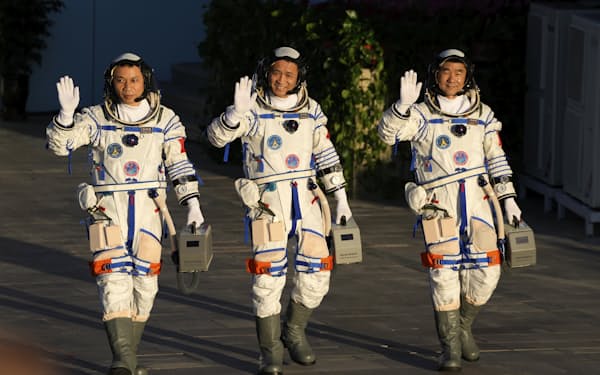 中国が宇宙ステーションに送り込んだ宇宙飛行士3人は空軍パイロット出身だ（17日）=AP