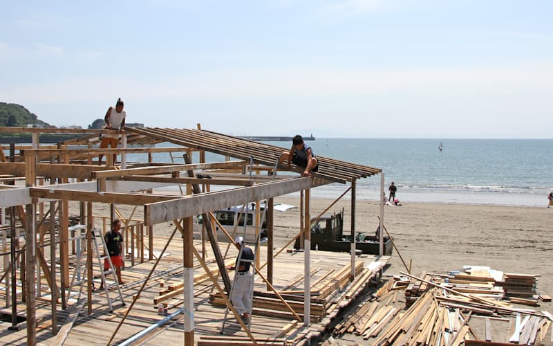 「海の家」の建築が進む逗子海岸(15日、神奈川県逗子市) 「海の家」の建築が進む逗子海岸(15日、神奈川県逗子市)