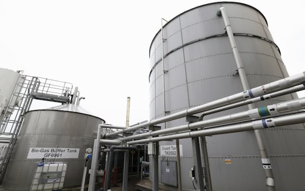 スコットランドのウイスキー蒸留所に設置されたバイオマス燃料タンク。バイオマス発電はEUの再生可能エネルギーの3分の2近くを占める=ロイター