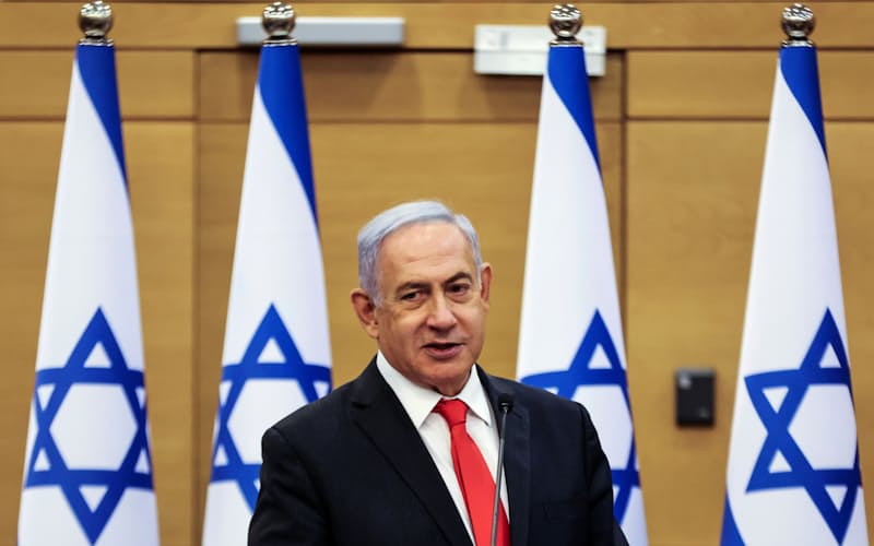 イスラエルのネタニヤフ前首相は、通算15年にわたって政権を率いた(14日、エルサレム)=ロイター イスラエルのネタニヤフ前首相は、通算15年にわたって政権を率いた(14日、エルサレム)=ロイター