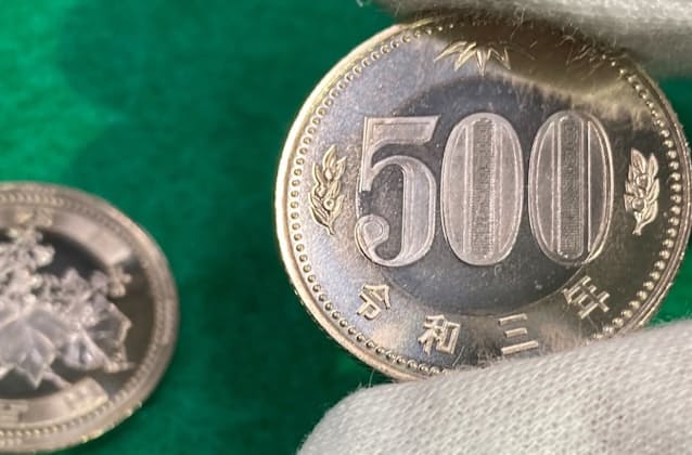 新500円製造始まる 21年ぶり刷新で2色に 11月流通 日本経済新聞 新500円製造始まる 21年ぶり刷新で2色に 11月流通 日本経済新聞