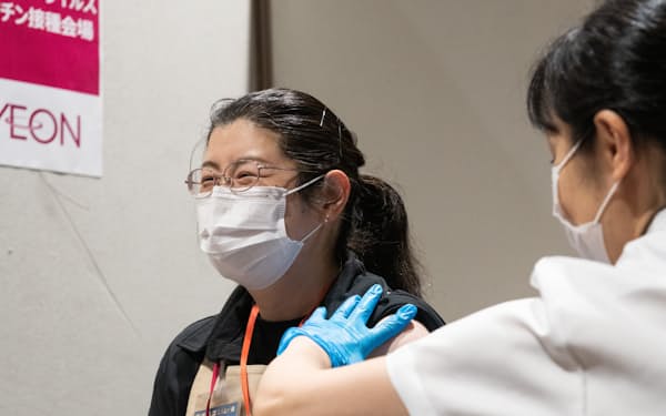 イオンモール幕張新都心の店内でワクチンの接種を受ける従業員(千葉市)