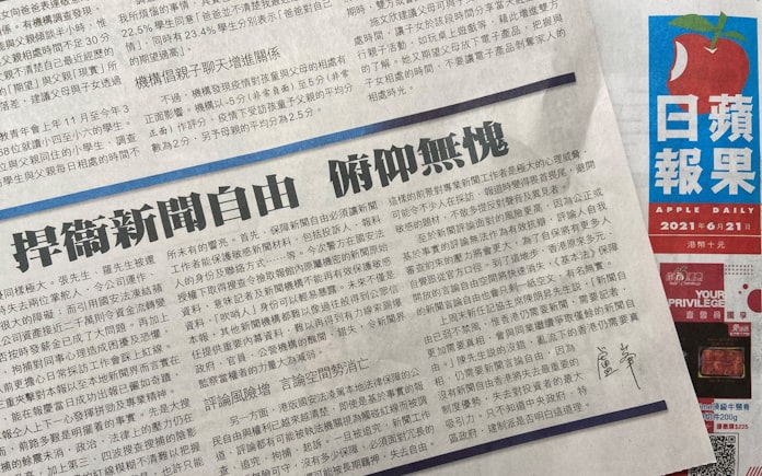 アップル デイリー元主筆を空港で逮捕 廃刊後も圧力 日本経済新聞 アップル デイリー元主筆を空港で逮捕 廃刊後も圧力 日本経済新聞