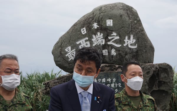 岸防衛相は台湾まで111キロの与那国島で台湾海峡の安定の重要性を強調した（4月17日）